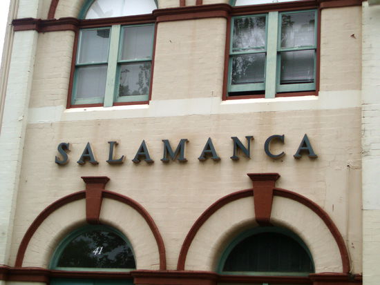 Der Salamanca Place besteht aus alten Lagerhäusern, die aufwändig renoviert wurden. In den 1820er Jahren wurde hier mit Wal- und Seehundprodukten gehandelt, heute dienen die Gebäude als schicke Gallerien und Restaurants. Samstags finden hier die berühmten Salamanca Markets statt.