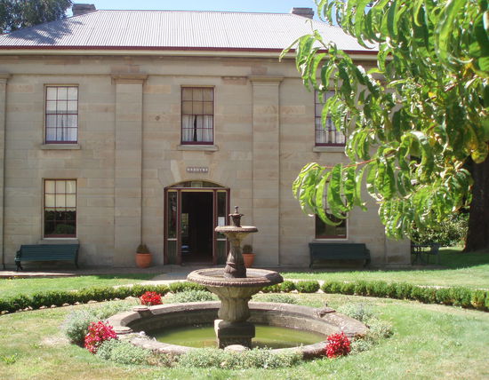 Das Narryna Museum ist in einem Kaufmannshaus von 1836 untergebracht und beinhaltet eine interessante Sammlung von Möbeln, Kleidern und Alltagsgegenständen aus der Kolonialzeit.