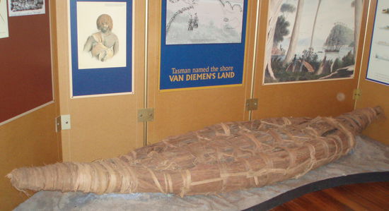 In solchen Kanus gingen die Aborigines dieser Gegend, die Mouheneer, früher zur See