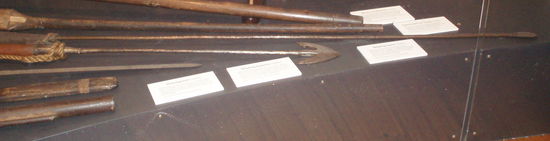 Der Walfang war eine der ersten Industrien Tasmaniens - diese Harpunen werden zum Glück nur noch im Museum ausgestellt, denn Walfang ist in Australien nun verboten. Trotzdem schüttelte es mich bei ihrem Anblick, denn genau zu meinem Besuch war die Walfangsaison der Japaner im Südpolarmeer in vollem Gange  Barbarische Vergangenheit - und grausame Realität...