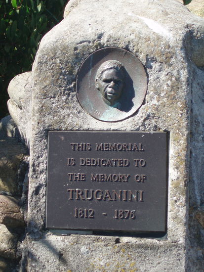 Auf der Rückfahrt hielten wir bei diesem Denkmal, das der Ureinwohnerin Truganini gewidmet ist, einer der letzten tasmanischen Ureinwohner, die noch auf Tasmanien geboren wurden und Deportation und Massaker überlebten. Nach ihrem Tod 1876 wurde ihr Körper für "wissenschaftliche Zwecke" missbraucht und in einem Museum ausgestellt und erst 1976, hundert Jahre später, beerdigt.