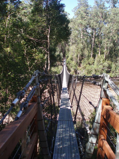 Über die Flüsse führen hier nur schwankende Hängebrücke - au weia, aber da hilft alles nichts...