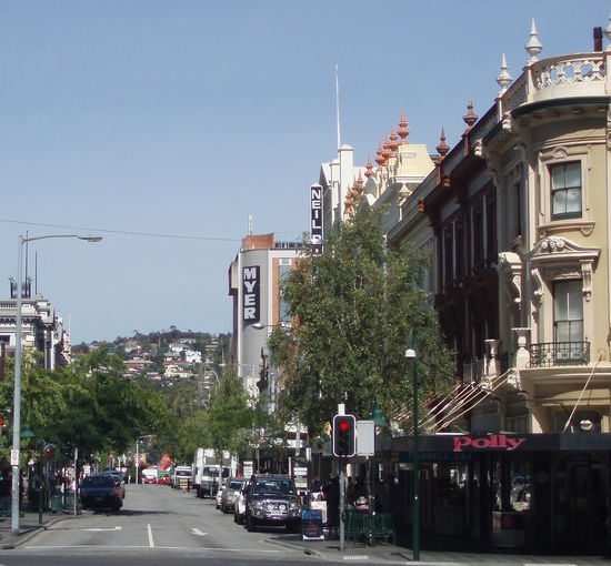 Die Brisbane Street ist die zentrale Straße der Stadt