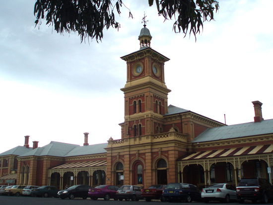 Der Bahnhof von Albury wurde 1881 zur Zeit des Goldrausches gebaut und sollte als Statussymbol dem Zwilling Wodonga und dem Nachbarstaat Victoria zeigen, wo der Hammer hängt.