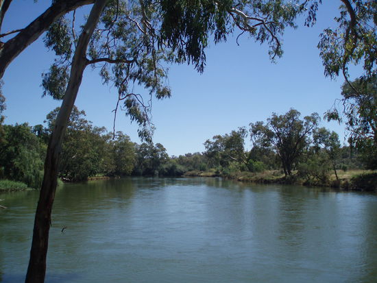Die ersten Weißen, die den Fluss überquerten, waren die Entdecker Hume und Hovell im Jahr 1824. Die Ureinwohner, die hier herkommen, sind die Wiradjuri.