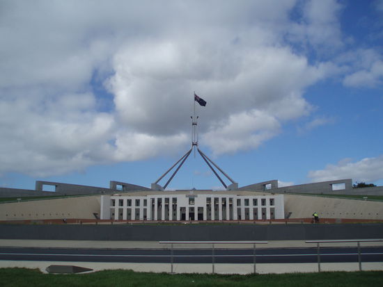 Das Gebäude ist halb in einen Hügel eingegraben