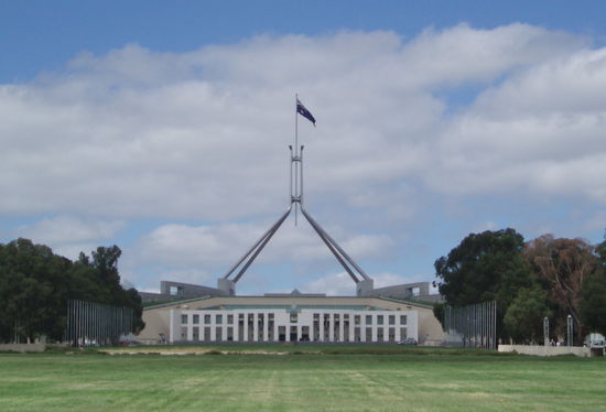 Das Parlamentsgebäude von Australien wurde 1988 eröffnet und kann teilweise besichtigt werden. Es war spannend, hier herumzulaufen, und man kann sogar einer Senatssitzung beiwohnen - worum es da ging, verstand ich nicht, aber alle regten sich ziemlich auf 