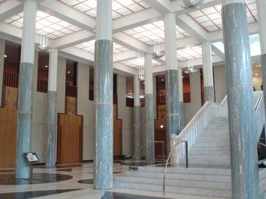 Die Eingangshalle - die grünen Säulen symbolisieren den Regenwald Australiens