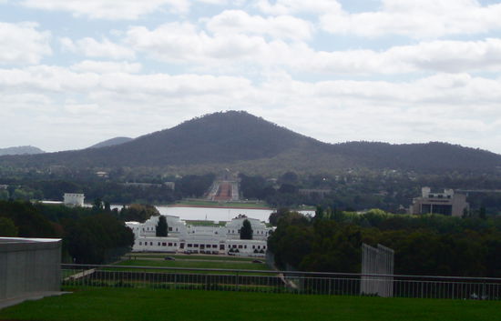 Man kann das Dach des Gebäudes betreten. Von hier aus sieht man, dass das Parlament auf einer geraden Linie mit dem Alten Parlament, dem Kriegsdenkmal und dem Berg Mt. Aisle liegt - die Stadt wurde durch und durch geplant