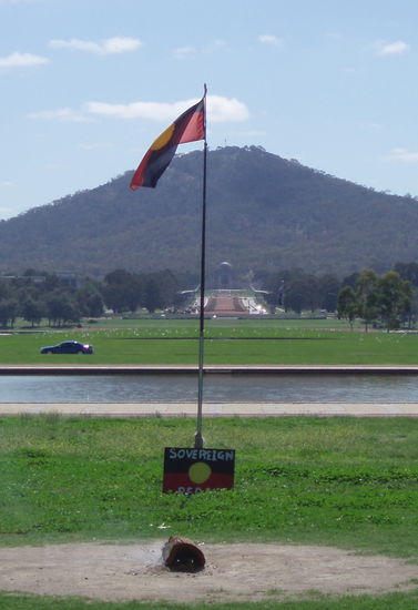 Das Heilige Feuer an der Zeltbotschaft brennt hier seit 1972 und wurde im Guinnesbuch der Rekorde als das am längsten brennende Feuer der Welt eingetragen