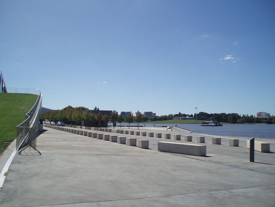 Am Südufer des Lake Burley Griffin - durch die Ufergestaltung und die einheitliche Architektur in diesem ganzen Gebiet hatte ich irgendwie das Gefühl, mich immer noch IN einem Regierungsgebäude zu befinden und nicht im Freien