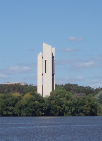 Von hier aus sieht man auch den National Carillon. Dieser Turm war ein Geschenk Großbritanniens zum 50. Geburtstag der Stadt und beherbergt ein Glockenspiel aus 55 Bronzeglocken