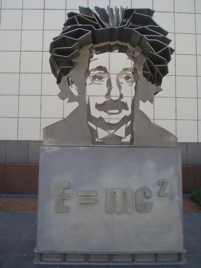 Eine Einsteinskulptur vor dem Questacon, dem Naturwissenschaftsmuseum