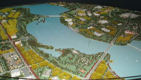 Am Ufer des Sees befindet sich auch eine Ausstellung zur Geschichte und Entstehung der Stadt. Auf diesem Modell kann man gut das Dreieck erkennen, auf dem die Stadt beruht