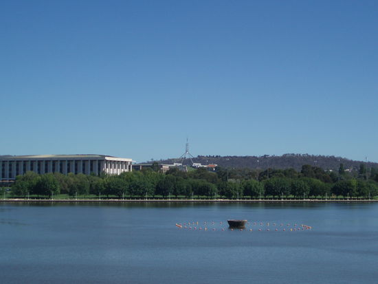 Sicht vom Nordufer auf das Parlament und die Nationalbibliothek. Aus dem Bottich im See schießt normalerweise eine riesige Wasserfontäne, die aber gerade abgestellt war.