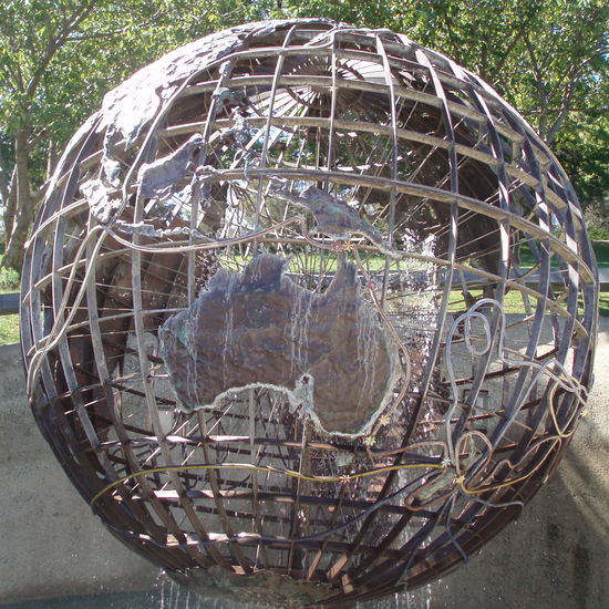 Auf diesem großen Globus am Seeufer sind James Cooks Reisen dargestellt