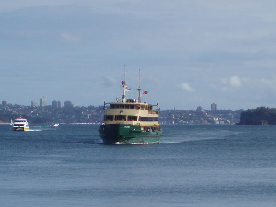Die Fähren fahrend ständig zwischen Manly und dem Circular Quay hin und her