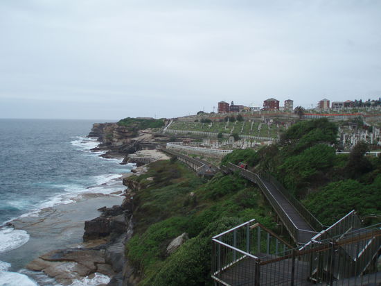 Der Weg führt direkt am Friedhof des Ortes Weaverley vorbei