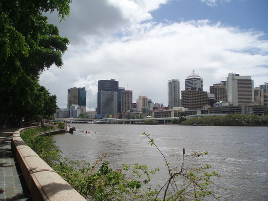 Das Südufer wurde zu einer schönen Parklandschaft ausgestaltet, die Southbank Parklands, wo es auch viele Cafés und Restaurants gibt
