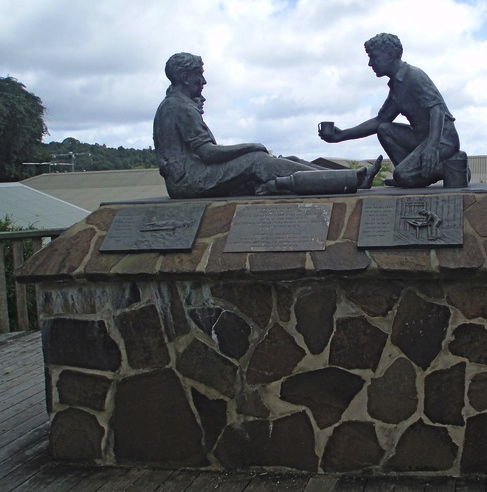 Dieses Denkmal erinnert an die Rettung der Überlebenden des Flugzeugabsturzes, der sich in dieser Gegend ereignete. Nach tagelanger Suche fand einer der O'Reillys die beiden letzten Überlebenden bei einem Ausritt.