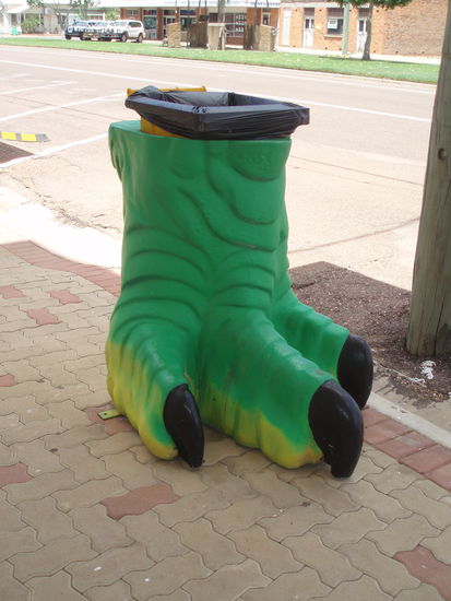 In Westqueensland wurden viele wichtige Dinosaurierüberreste gefunden - daran erinnern hier sogar die Mülleimer