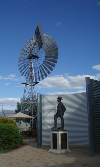 Eine Statur von Banjo Patterson vor dem Museum