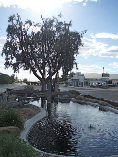 Im ganzen Ort erinnern Skulpturen und Gedenksteine an Qantas und Waltzing Matilda, wie z.B. dieses künstliche Wasserloch