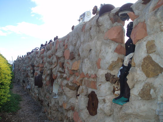 Arno's Wall ist eine Mauer, die allerlei Schrott beinhaltet - die Australier machen sogar aus Müll noch eine Sehenswürdigkeit 