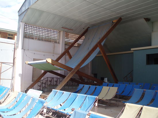 Im alten Freilufttheater gibt es den größten Segeltuchstuhl der Welt zu bestaunen.