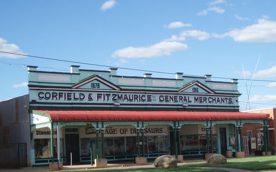 In diesem Kolonialgebäude ist eine Fossilienausstellung untergebracht