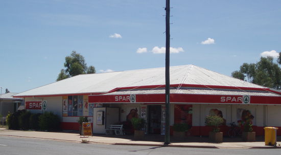 Man staunt nicht schlecht, wenn man mitten im Outback plötzlich einen Spar-Markt entdeckt!