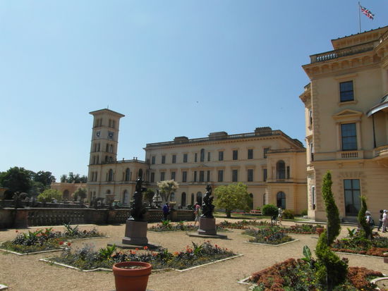 Osborne House gehört übrigens dem britischen Staat, da Victorias Nachfolger Edward VII es nicht behalten wollte und es 1902 dem Staat schenkte. Es wurde zunächst als Royal Navy College genutzt und in den FünfzigerJahren der Öffentlichkeit zugänglich gemacht.