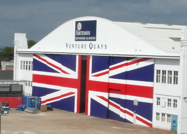 Zurück ging es natürlich wieder mit der Fähre. Bei der Auffahrt entdeckte ich noch dieses sehr britische Tor!