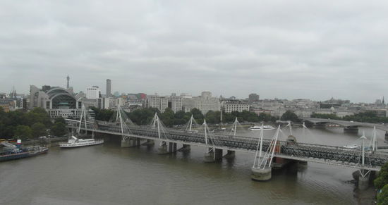 Hungerford Bridge und Charing Cross Station