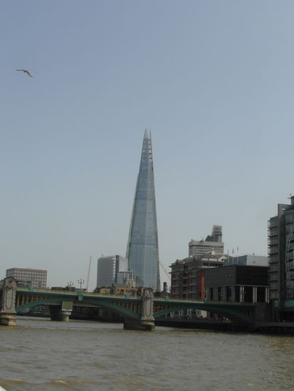 The Shard - erst seit ein paar Monaten eingeweiht. Bei meiner London-Reise ein Jahr zuvor war die Spitze noch im Bau befindlich.