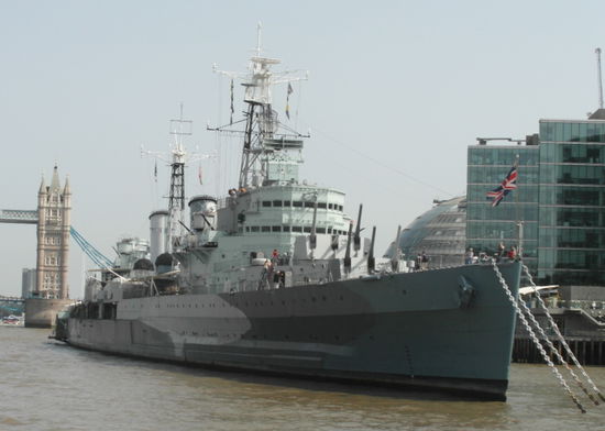 HMS Belfast, ein Kriegsschiff, das im Zweiten Weltkrieg und im Koreakrieg eingesetzt wurde.