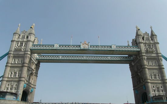 Es geht unter der Tower Bridge hindurch...