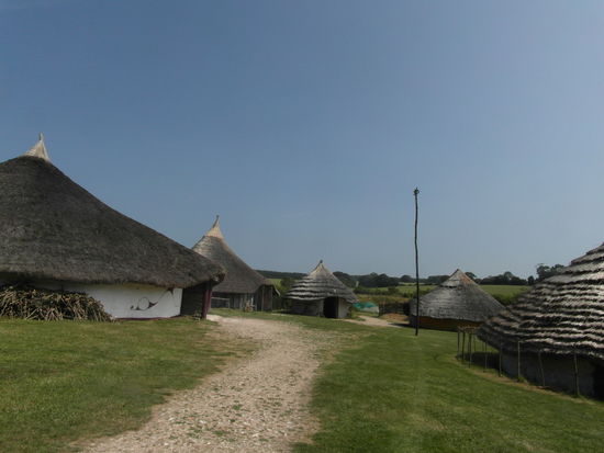 Hier stehen verschiedene Rundhäuser, die alle evidenzbasiert rekonstruiert wurden