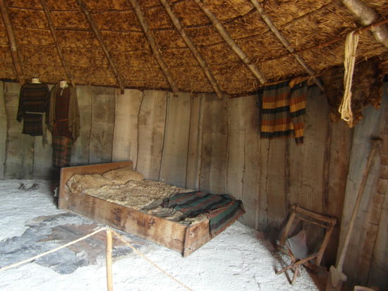 Eine der anderen Eisenzeit-Hütten