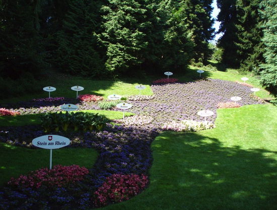 Hier begrüßt die Besucher eine Karte des Bodensees - aus Blumen!