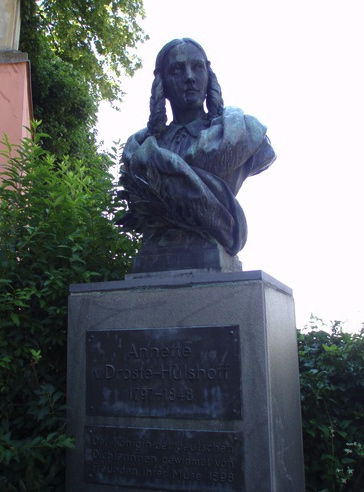 Ein Denkmal von Annette von Droste-Hülshoff. Sie verbrachte ihre letzten sieben Lebensjahre in Meersburg und lebte in der Burg.
