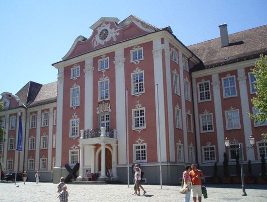 Das Neue Schloss, ein barockes Gebäude aus dem 18. Jahrhundert. Hier lebten die Prinzbischöfe nur für wenige Jahre, bevor die Säkularisation einsetzte. Heute beherbergt das Schloss einige Museen, für die uns leider keine Zeit blieb.