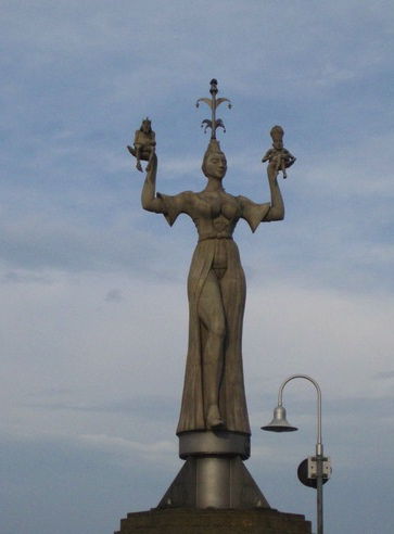 Die Imperia, errichtet 1993, eines der Symbole der Stadt, wenn auch ein sehr kontroverses! Die Statur symbolisiert den florierenden Handel der Prostituierten während des Konzils von Konstanz - die Dame balanciert auf ihren Händen den Kaiser und den Papst... Sie ist neun Meter hoch und rotiert ständig, so dass man sie von allen Seiten sehen kann.