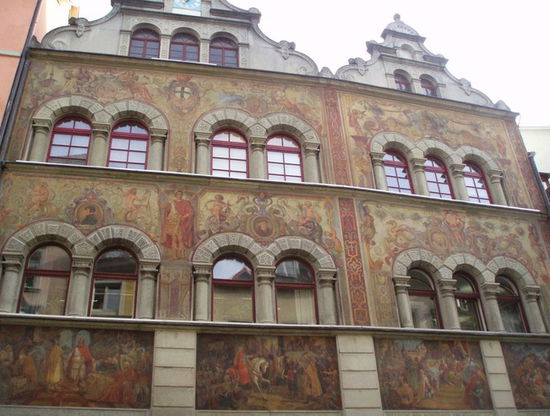 Das Rathaus, gebaut im 16. Jahrhundert, die Fresken stammen von 1864.