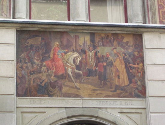 Die Fresken zeigen Szenen aus der Geschichte der Stadt, hier z.B. den Besuch Friedrich des II.