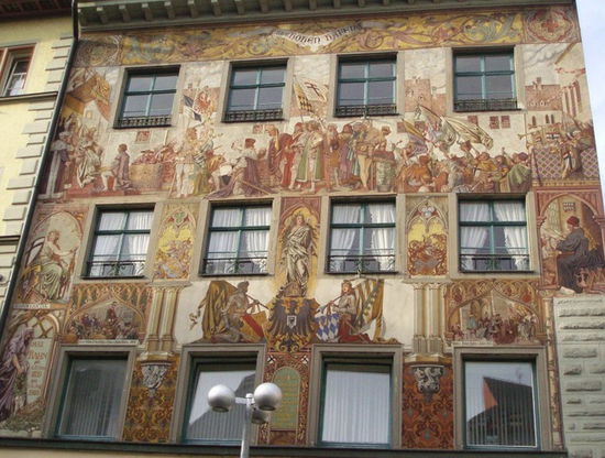 Das Haus zum Hohen Hafen von 1420, die Fresken wurden im Jahr 1900 gemalt.