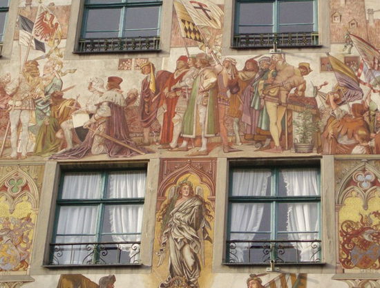 Das Hauptmotiv zeigt die Übergabe der Mark Brandenburg an Friedrich den IV, die während des Konzils von Konstanz geschah.
