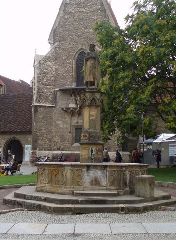 Ein Brunnen vor dem Dom