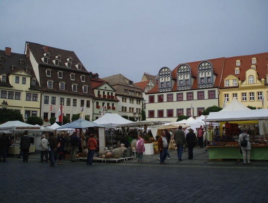 Der Marktplatz mit Töpfermarkt