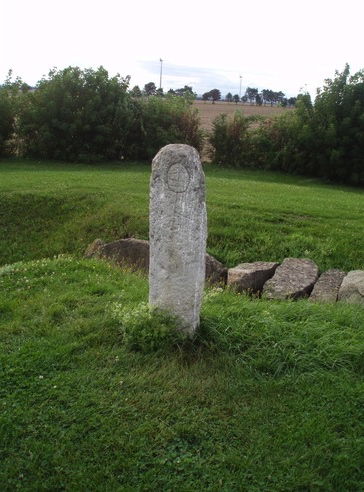 Der Menhir - die Dolmengöttin. Er ist insgesamt 1,76 Meter hoch, sieht aber viel kleiner aus, da sich ca. ein Drittel davon in der Erde befindet.